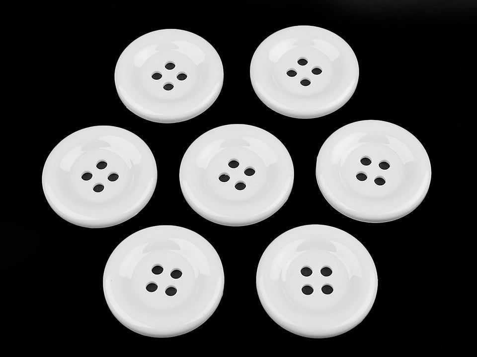 Image avec boutons en plastique 50 mm - blancs – disponible chez Šarlotes audumi