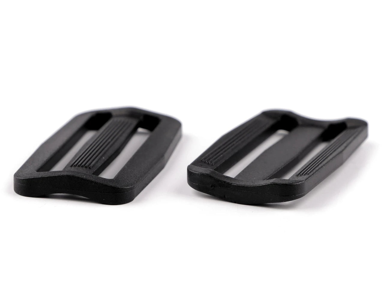 Image d’un régulateur de sangle en plastique (tri-glide) 50 mm (lot de 5) – disponible chez Šarlotes audumi