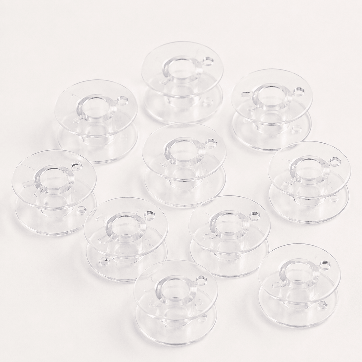 Image d’une canette en plastique plate pour machines à coudre Ø 20,4 mm - lot de 10 pièces – disponible en ligne chez Šarlotes audumi