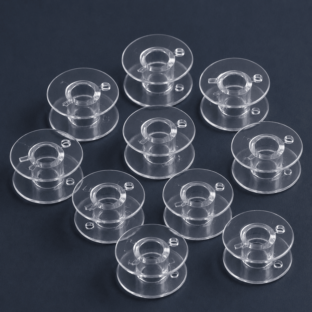 Image d’une canette en plastique plate pour machines à coudre Ø 20,4 mm - lot de 10 pièces – disponible en ligne chez Šarlotes audumi