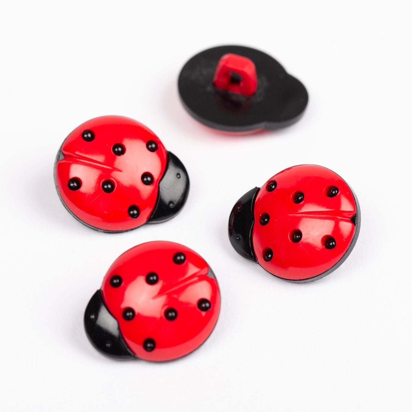 Attēls ar Pogas uz kājiņas 18 mm-mārīte – pieejams internetā Šarlotes audumi