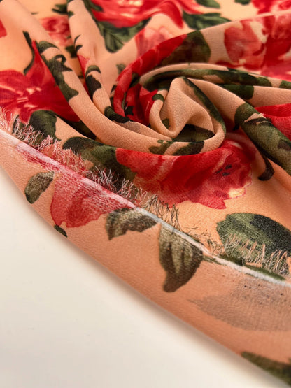 Image avec tissu crêpe en polyamide à motif floral rouge sur fond beige – Italie – disponible en ligne chez Šarlotes audumi