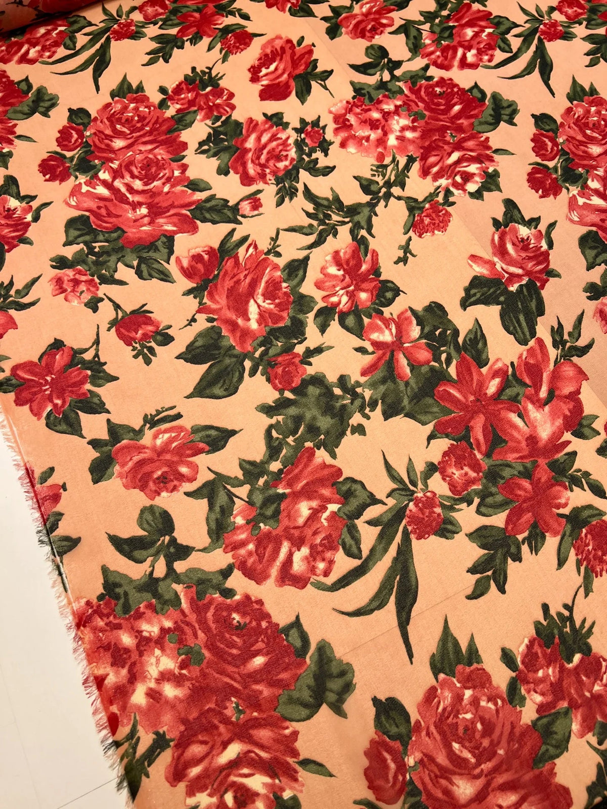 Image en tissu crêpe de polyamide à motif floral rouge sur fond beige – Italie – disponible en ligne chez Šarlotes audumi