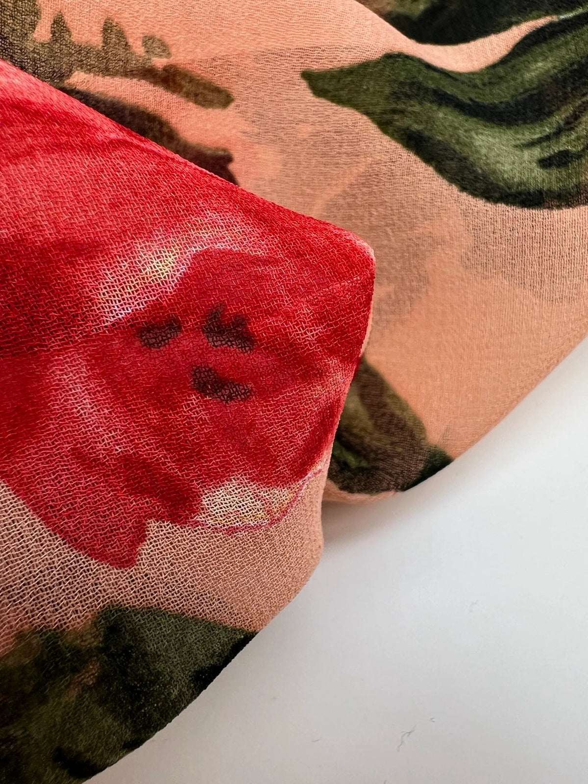Image en tissu crêpe de polyamide avec motif floral rouge sur fond beige – Italie – disponible en ligne chez Šarlotes audumi