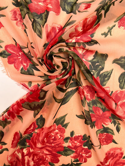 Image de tissu crêpe en polyamide à motif floral rouge sur fond beige – Italie – disponible en ligne chez Šarlotes audumi