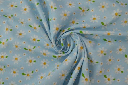 Image de coton imprimé marguerites sur fond bleu – disponible en ligne chez Šarlotes audumi