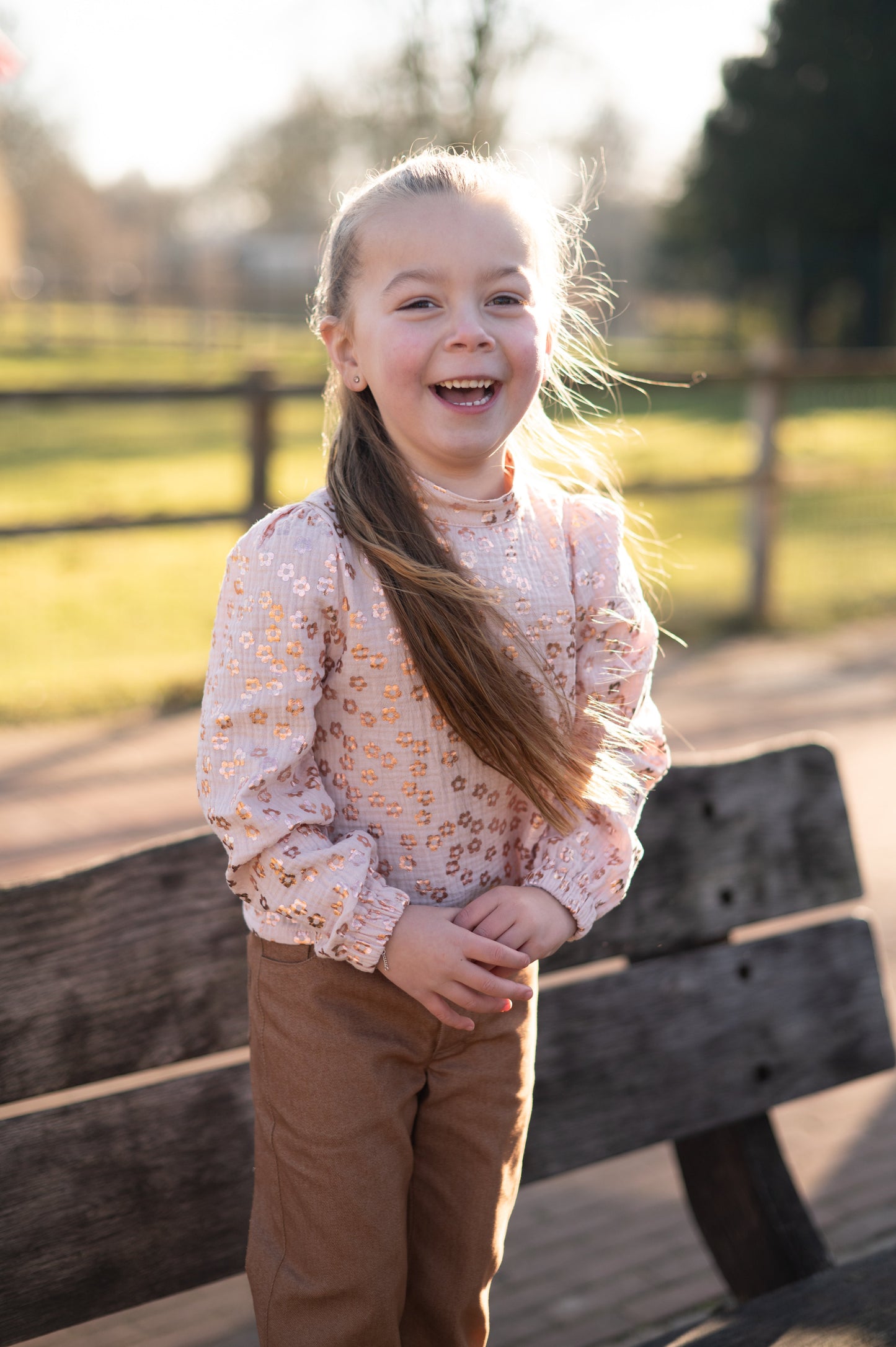 Image du magazine Poppy meets Pommé n° 27 – patrons de couture pour enfants et adultes EN, DE, FR – disponible chez Charlotte's fabrics