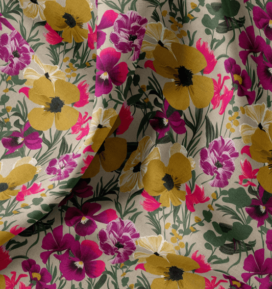 Image du tissu Premium 100 % coton à motif de pensées – disponible en ligne chez Šarlotes audumi