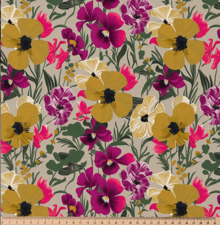 Image du tissu Premium 100 % coton à motif de pensées – disponible en ligne chez Šarlotes audumi