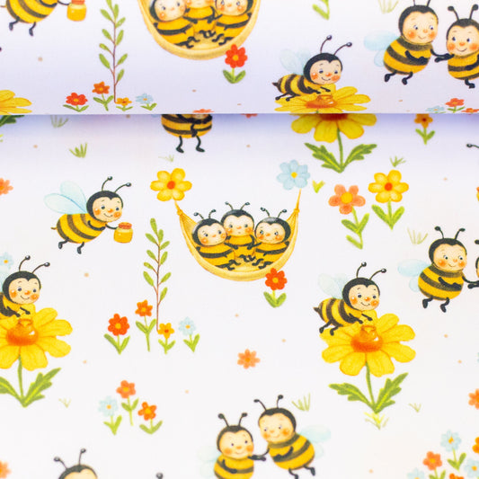 Image du tissu premium 100 % coton aux abeilles et fleurs – disponible en ligne chez Šarlotes audumi