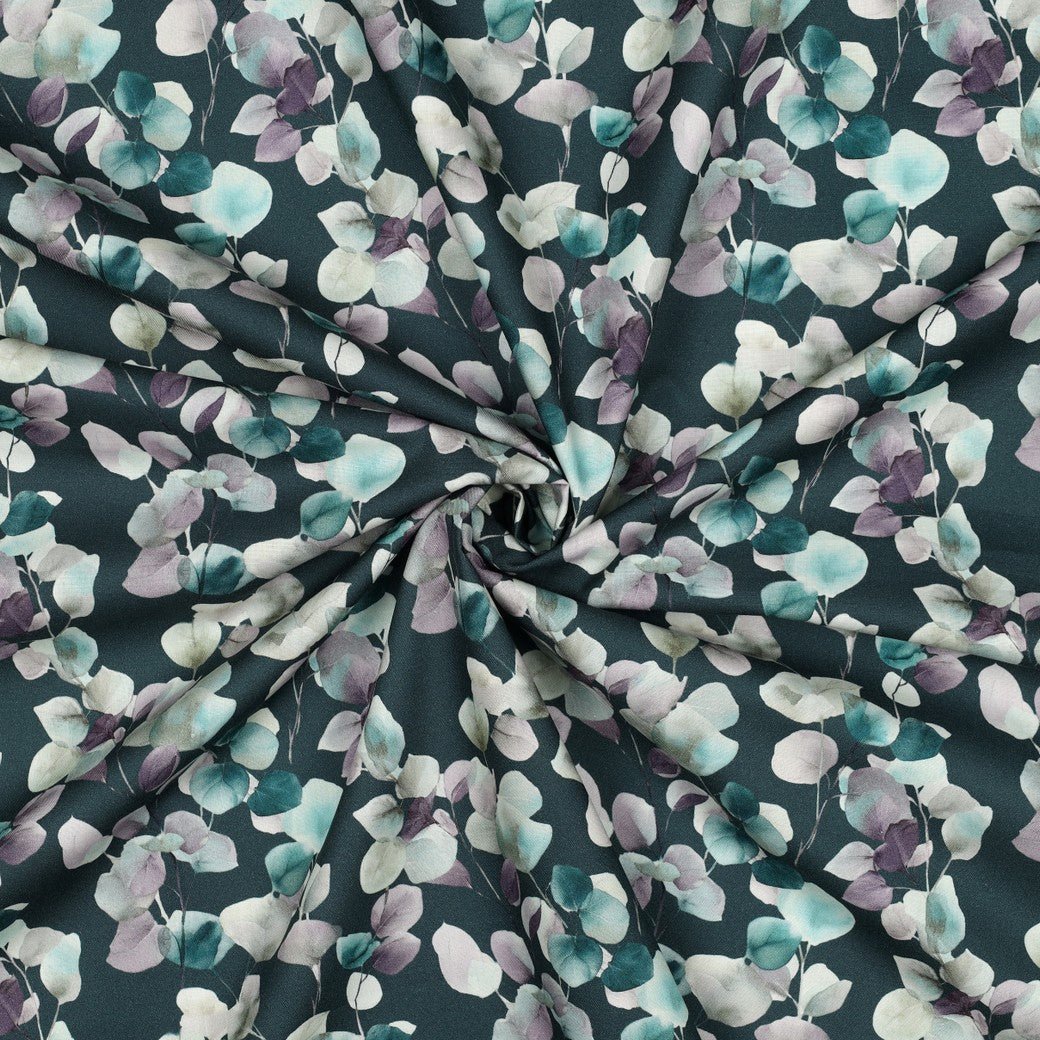 Image de tissu Premium 100 % coton eucalyptus sur fond pétrole – disponible en ligne Šarlotes audumi