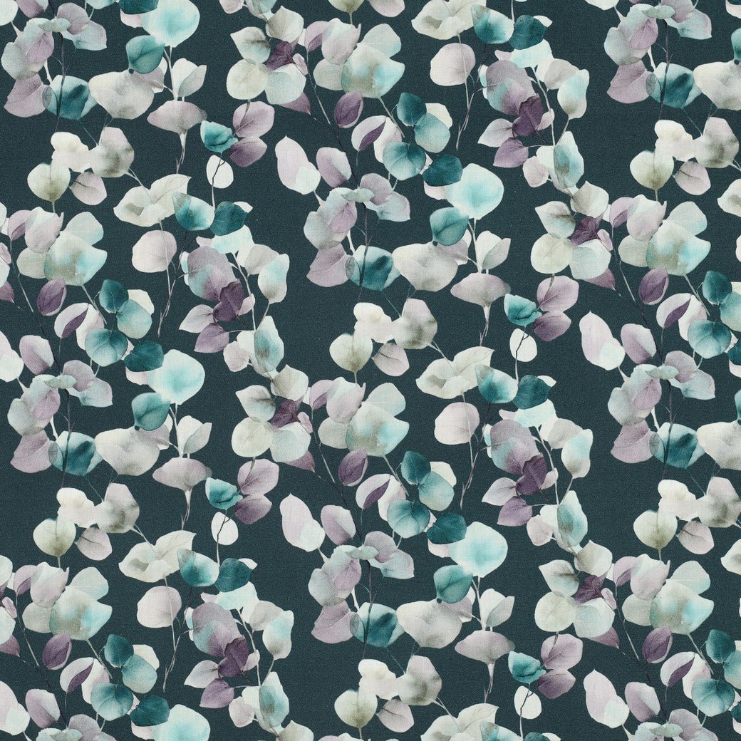 Image de tissu Premium 100 % coton eucalyptus sur fond pétrole – disponible en ligne Šarlotes audumi