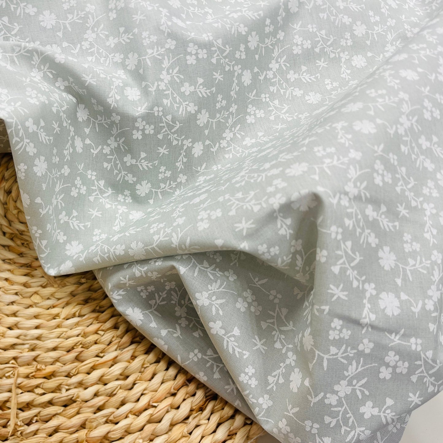 Tissu premium 100 % coton - motif floral délicat sur fond gris 110 g/m²