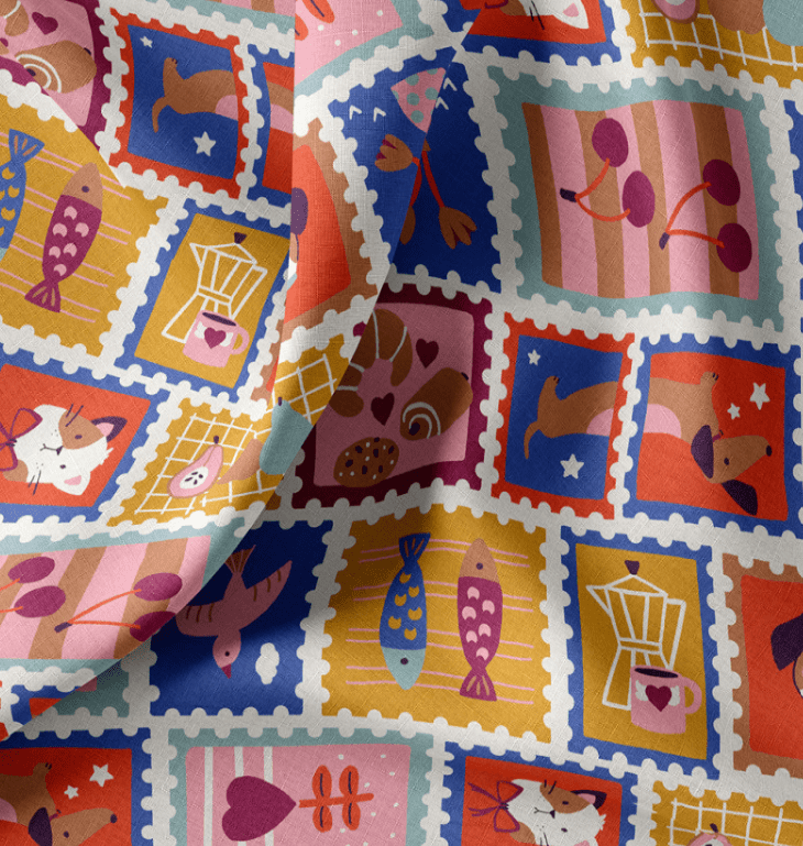 Image du tissu Premium 100 % coton - timbres rétro – disponible en ligne chez Tissus Charlotte
