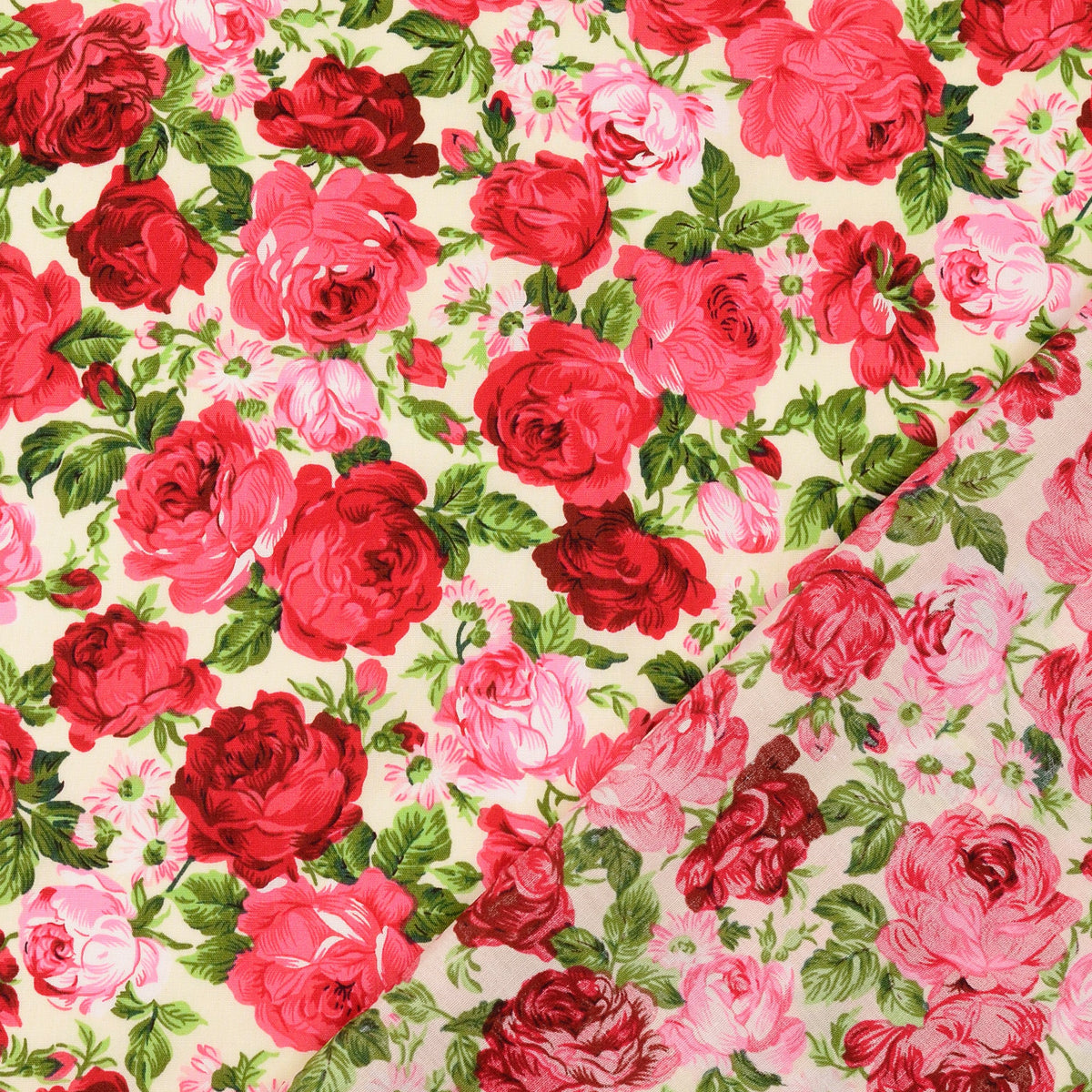 Image de tissu premium 100 % coton à roses – disponible en ligne chez Šarlotes audumi