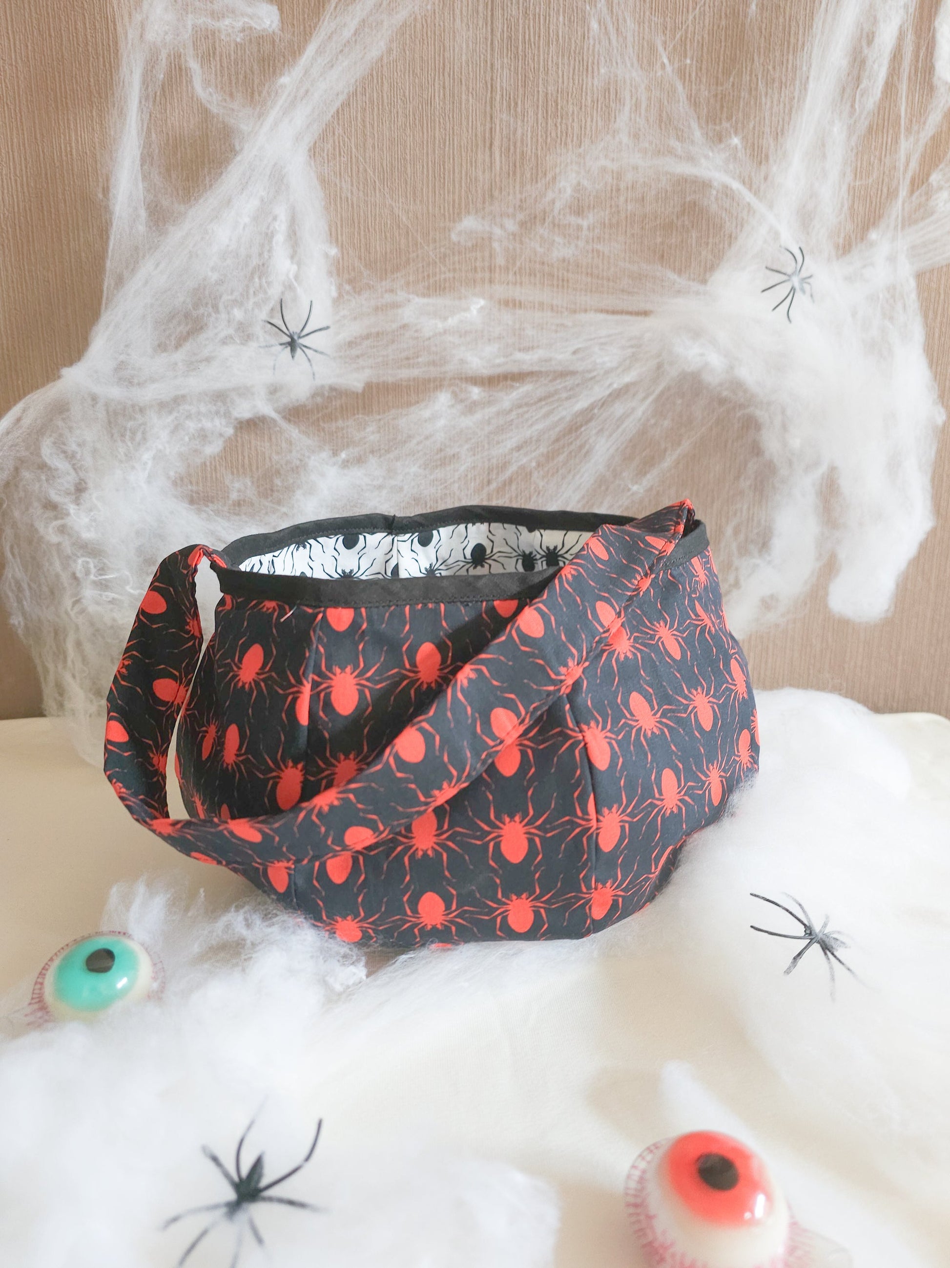 Premium 100% cotton fabric - red spiders 130 g/m²