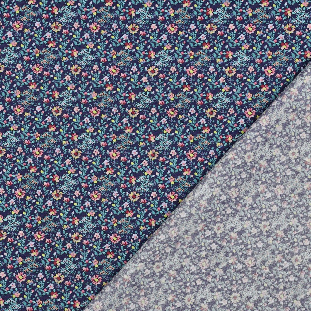 Image avec tissu Premium 100 % coton - petites fleurs sur fond bleu foncé – disponible en ligne chez Šarlotes audumi