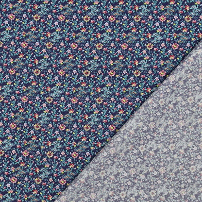 Image avec tissu Premium 100 % coton - petites fleurs sur fond bleu foncé – disponible en ligne chez Šarlotes audumi