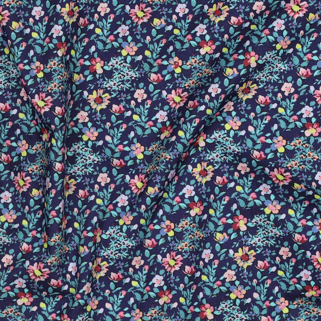 Image avec tissu Premium 100 % coton - petites fleurs sur fond bleu foncé – disponible en ligne chez Šarlotes audumi