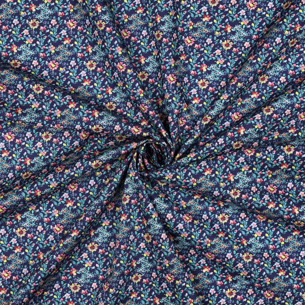 Image avec tissu Premium 100 % coton - petites fleurs sur fond bleu foncé – disponible en ligne chez Šarlotes audumi
