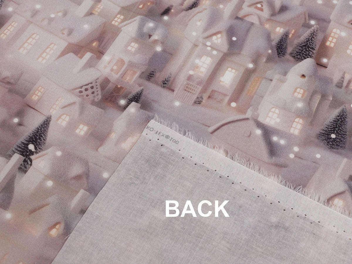Image du tissu Premium 100 % coton « maisons enneigées » – disponible en ligne chez Šarlotes audumi