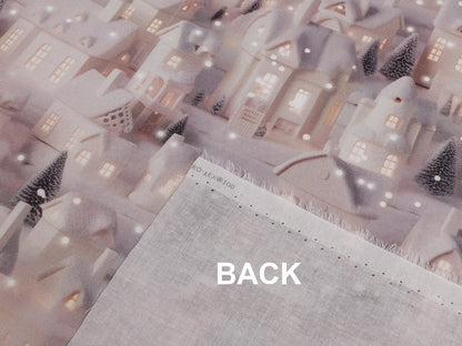 Image du tissu Premium 100 % coton « maisons enneigées » – disponible en ligne chez Šarlotes audumi