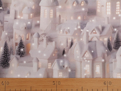 Image du tissu Premium 100 % coton « maisons enneigées » – disponible en ligne chez Šarlotes audumi