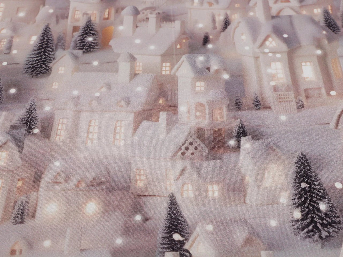 Image du tissu Premium 100 % coton « maisons enneigées » – disponible en ligne chez Šarlotes audumi