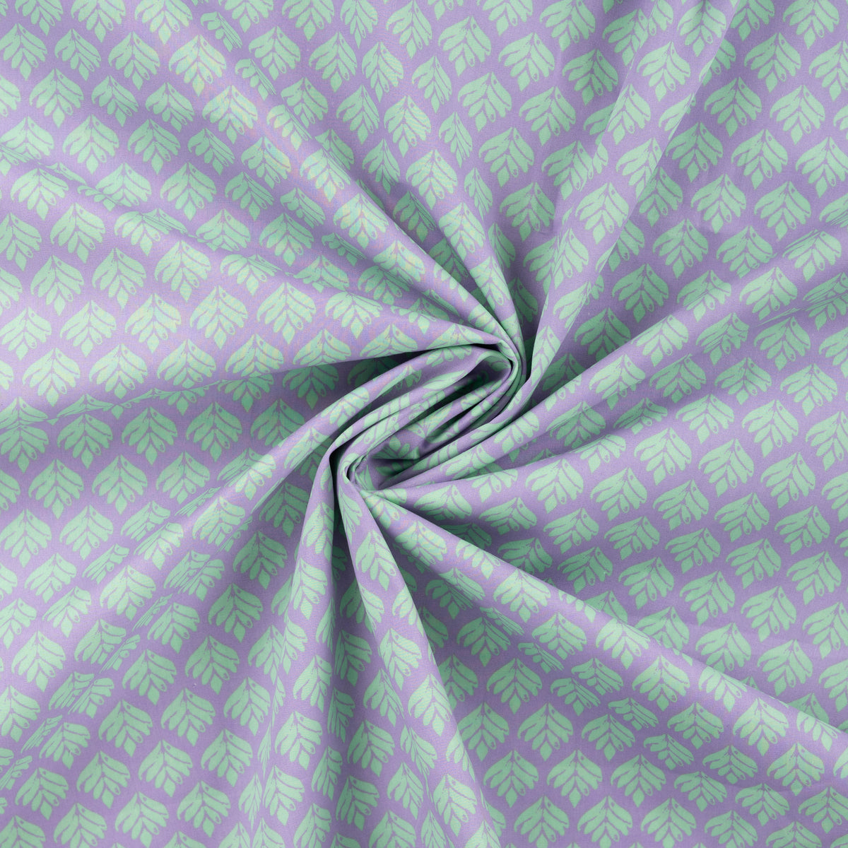 Tissu Premium 100 % coton à feuilles turquoise sur fond lilas – disponible en ligne chez Šarlotes audumi