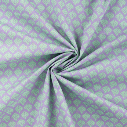 Tissu Premium 100 % coton à feuilles turquoise sur fond lilas – disponible en ligne chez Šarlotes audumi