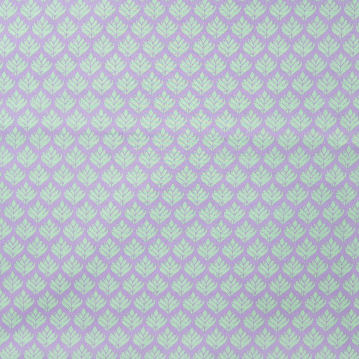 Tissu Premium 100 % coton à feuilles turquoise sur fond lilas – disponible en ligne chez Šarlotes audumi