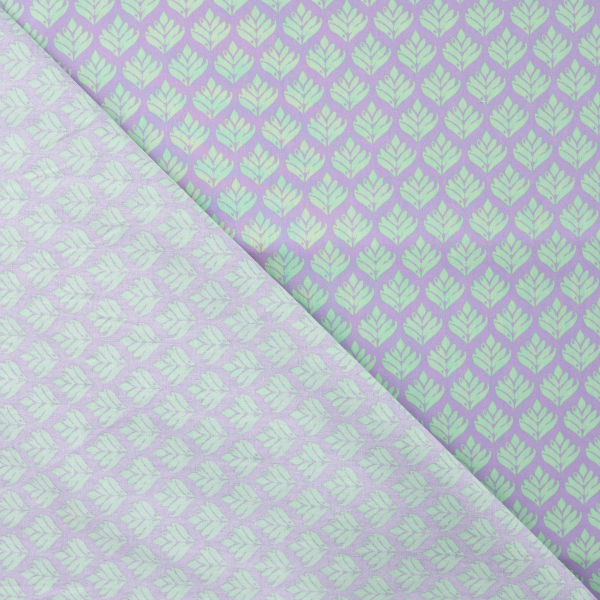 Tissu Premium 100 % coton à feuilles turquoise sur fond lilas – disponible en ligne chez Šarlotes audumi