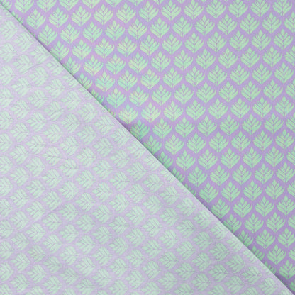 Tissu Premium 100 % coton à feuilles turquoise sur fond lilas – disponible en ligne chez Šarlotes audumi