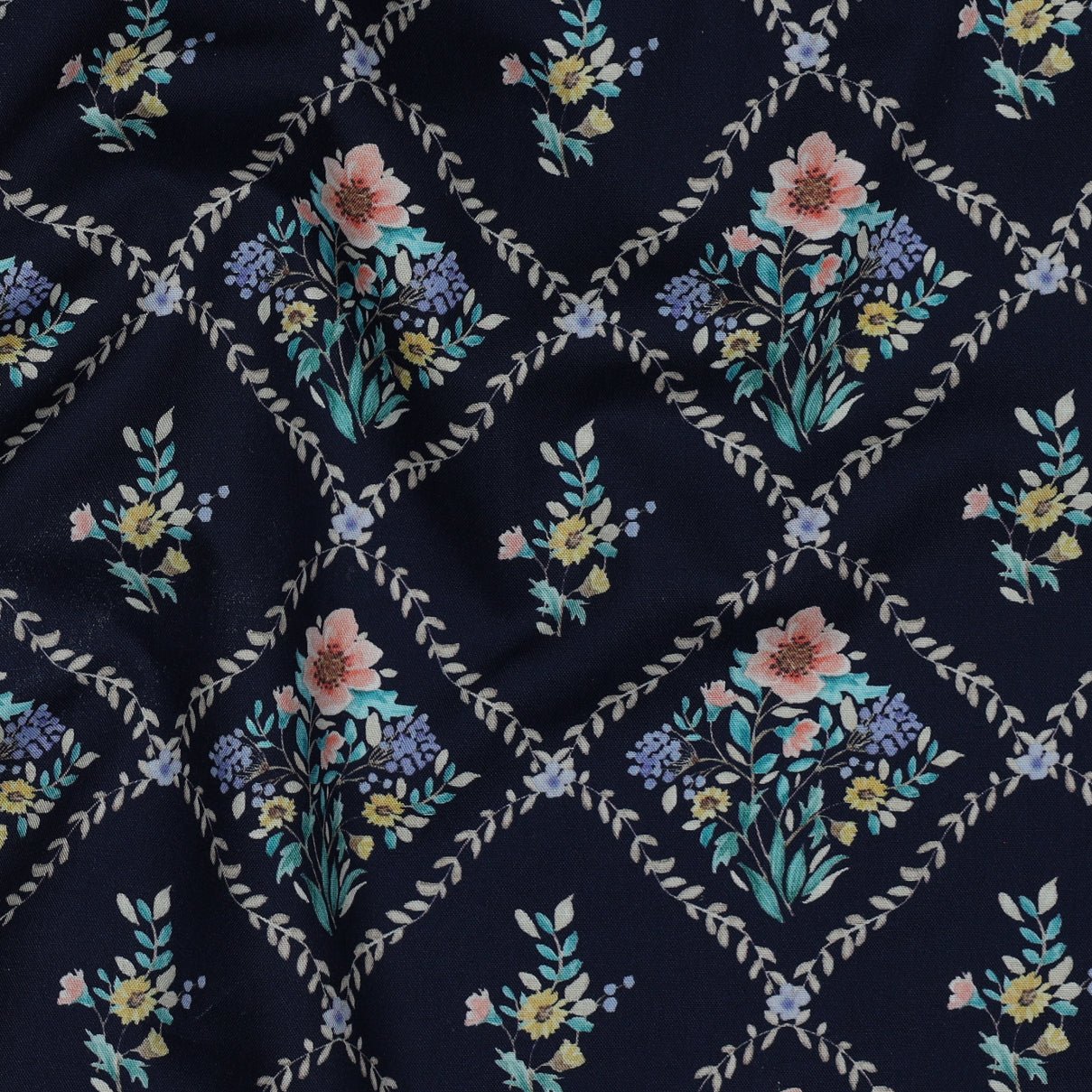 Image d’un tissu Premium 100 % coton - losanges floraux 115 g/m² – disponible chez Šarlotes audumi