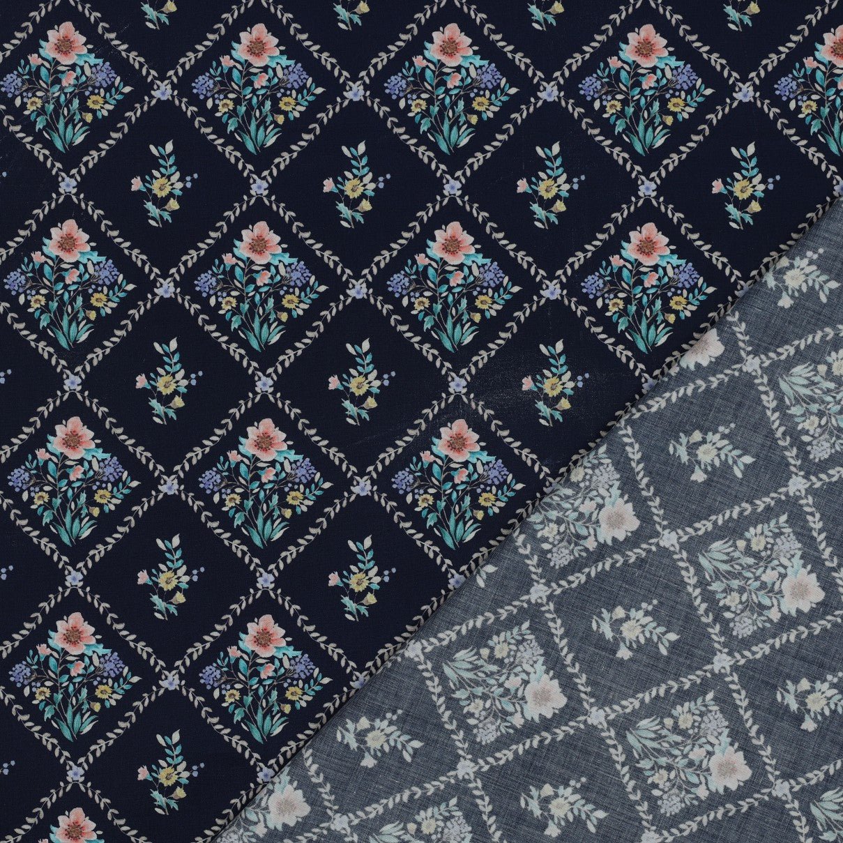 Image du tissu Premium 100 % coton, motif losanges floraux, 115 g/m² – disponible chez Šarlotes audumi
