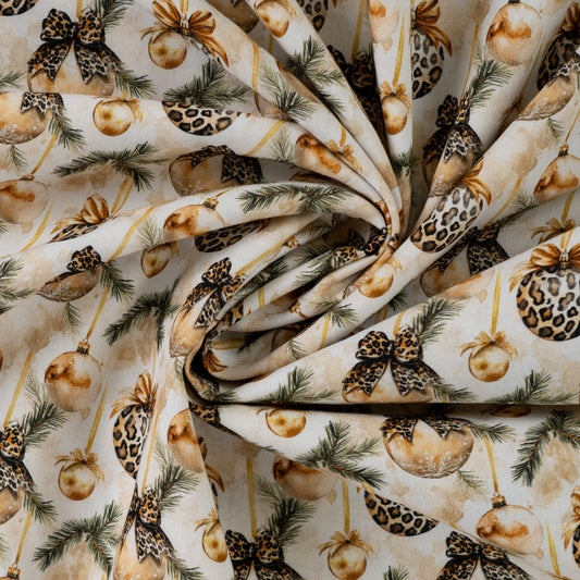 Image du tissu premium 100 % coton - décor léopard de Noël – disponible en ligne chez Šarlotes audumi