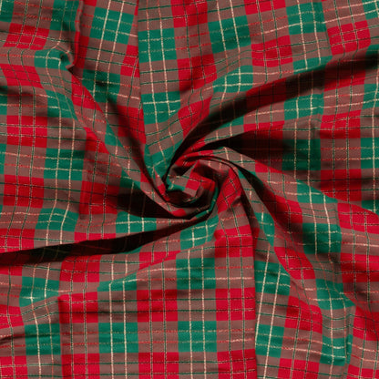 Image de tissu premium 100 % coton à carreaux de Noël – disponible en ligne chez Šarlotes audumi