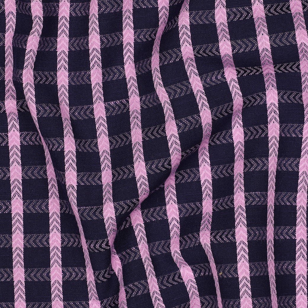 Image du tissu Premium 100 % coton à carreaux bleus et roses – disponible en ligne chez Šarlotes audumi