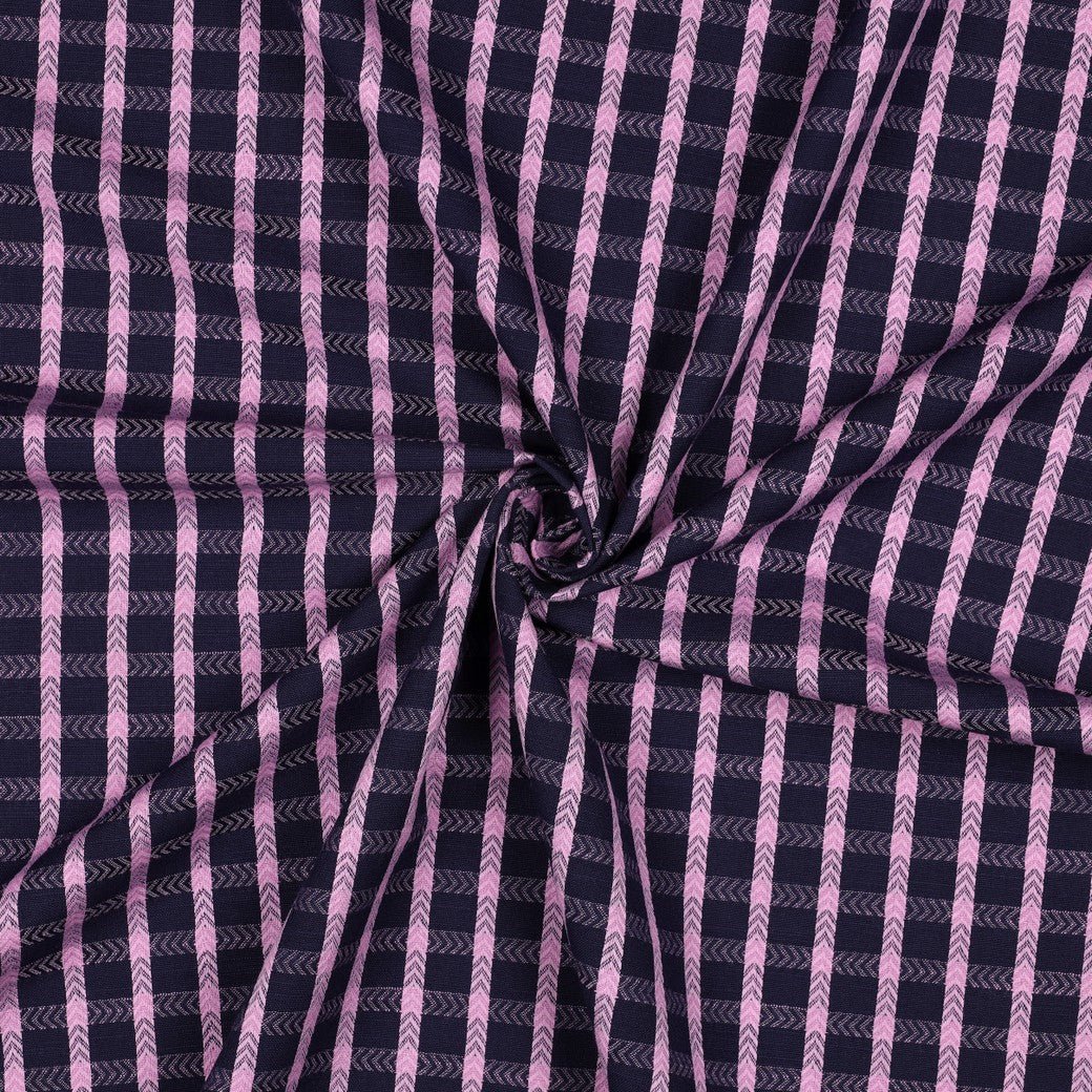 Image du tissu Premium 100 % coton à carreaux bleus et roses – disponible en ligne chez Šarlotes audumi