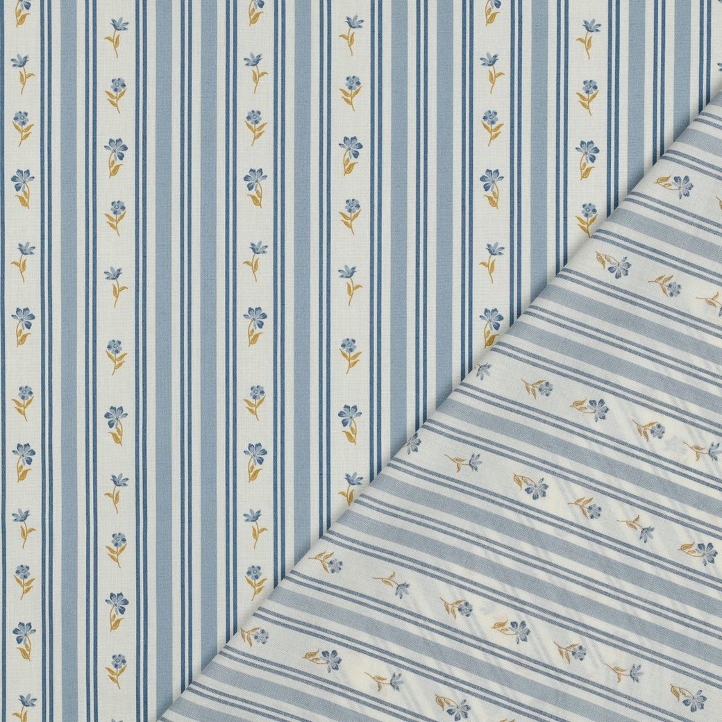 Image du tissu Premium 100 % coton - motif floral et à lignes bleu 110 g/m² – disponible chez Šarlotes audumi