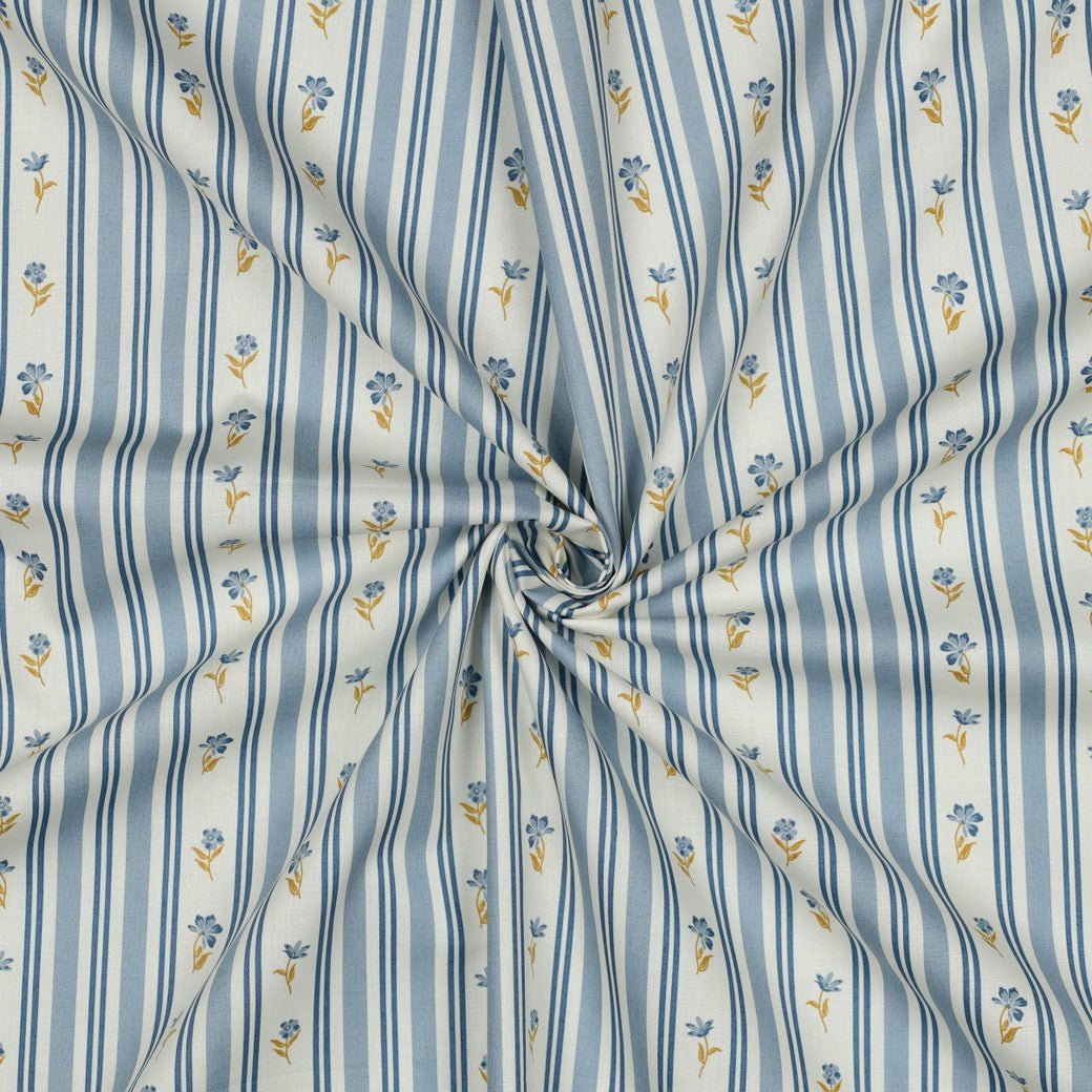 Image avec tissu premium 100 % coton – motif fleurs bleues et lignes, 110 g/m² – disponible chez Šarlotes audumi