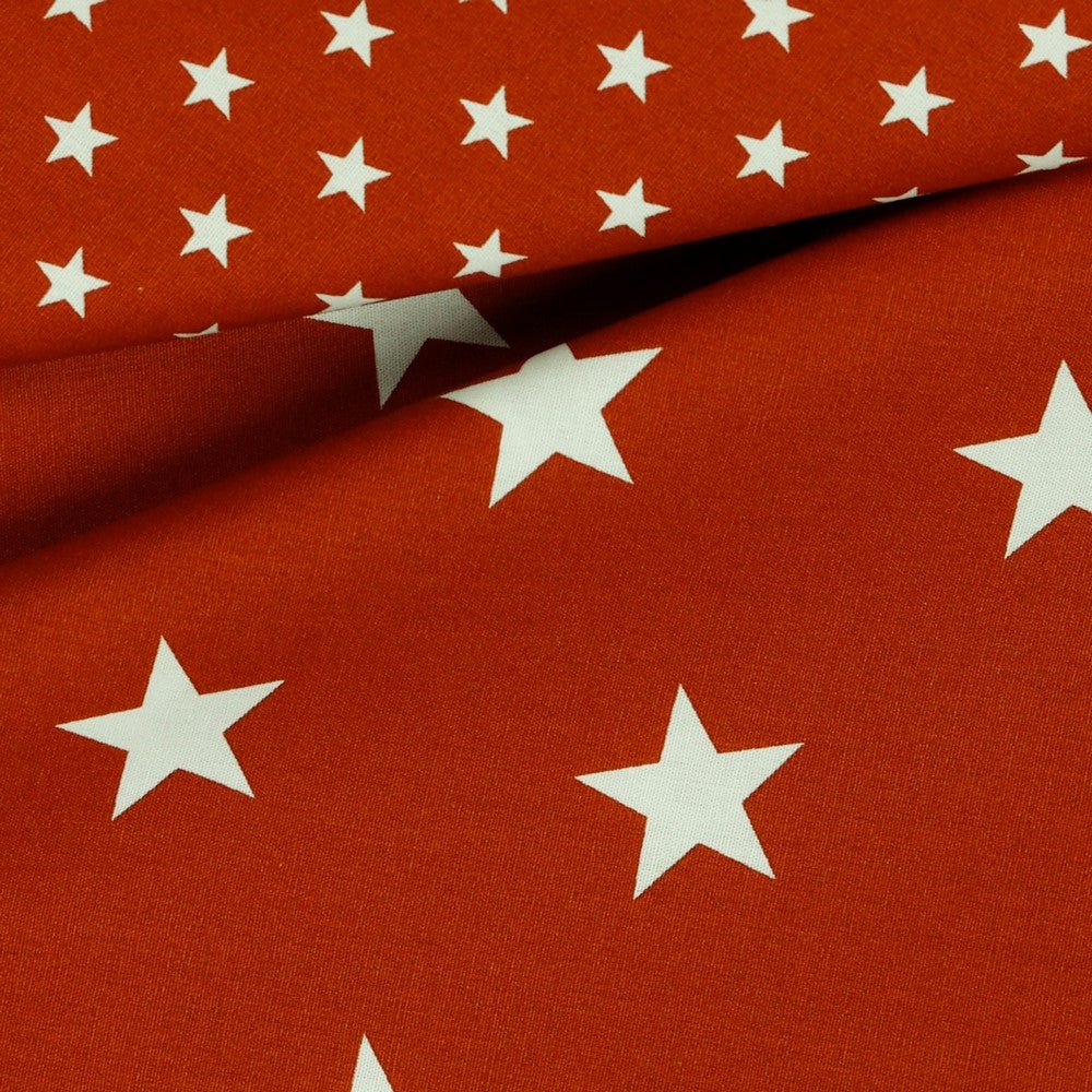 Attēls ar Premium 100% kokvilnas audums-zvaigznes uz terakotas fona 130 g/m² – pieejams Šarlotes audumi