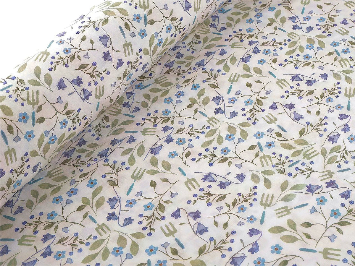 Image du tissu 100 % coton Premium bleu à fleurs – disponible en ligne chez Šarlotes audumi