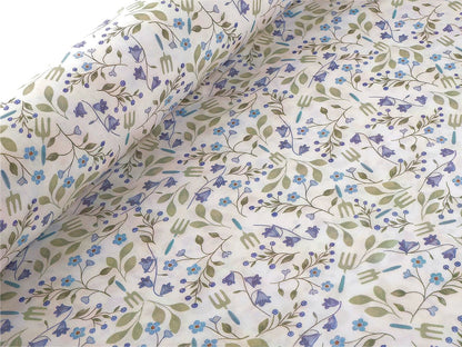 Image du tissu 100 % coton Premium bleu à fleurs – disponible en ligne chez Šarlotes audumi