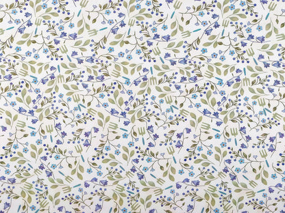 Image du tissu 100 % coton Premium bleu à fleurs – disponible en ligne chez Šarlotes audumi