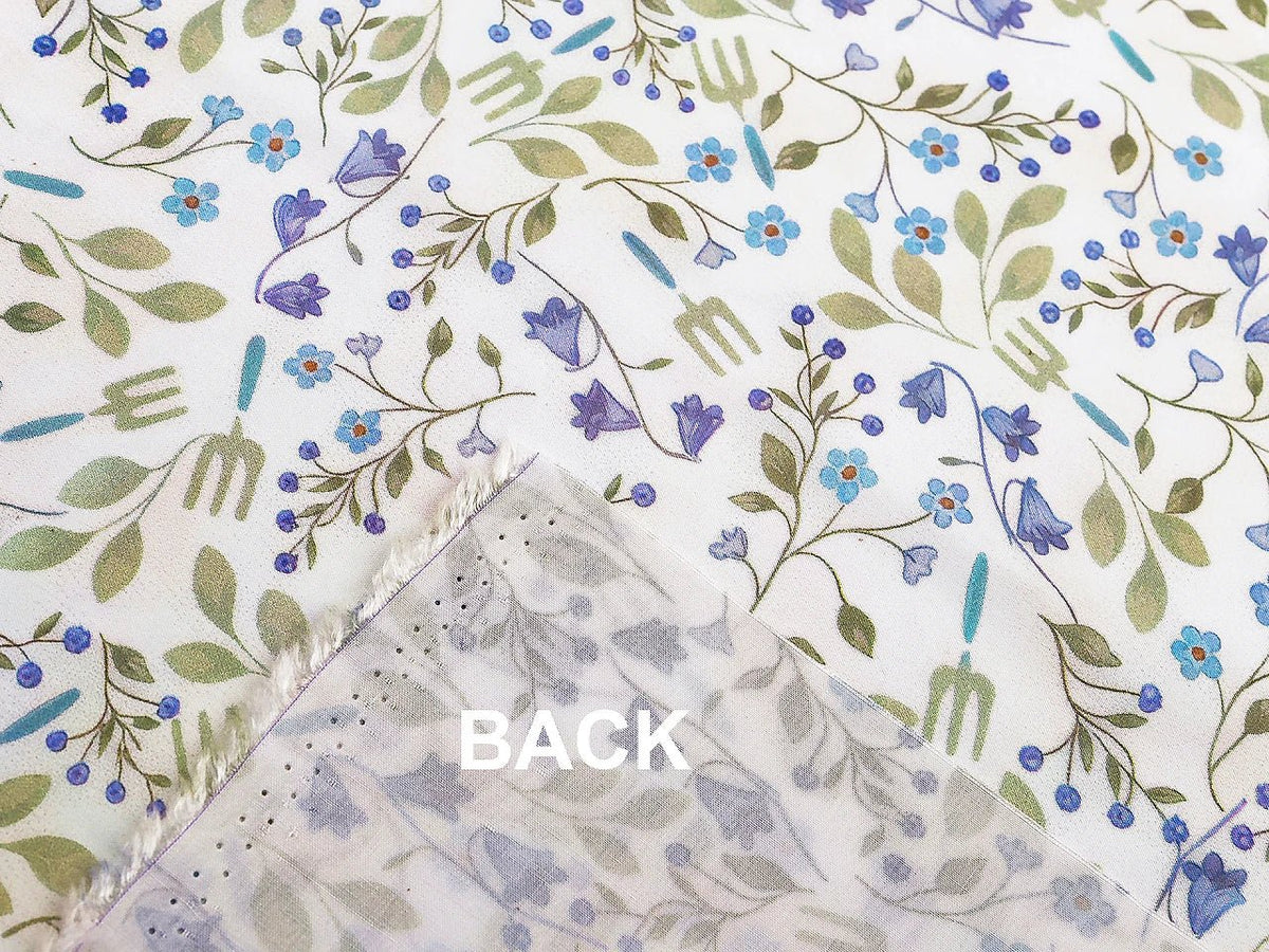 Image du tissu 100 % coton Premium bleu à fleurs – disponible en ligne chez Šarlotes audumi