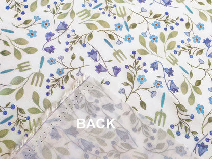 Image du tissu 100 % coton Premium bleu à fleurs – disponible en ligne chez Šarlotes audumi