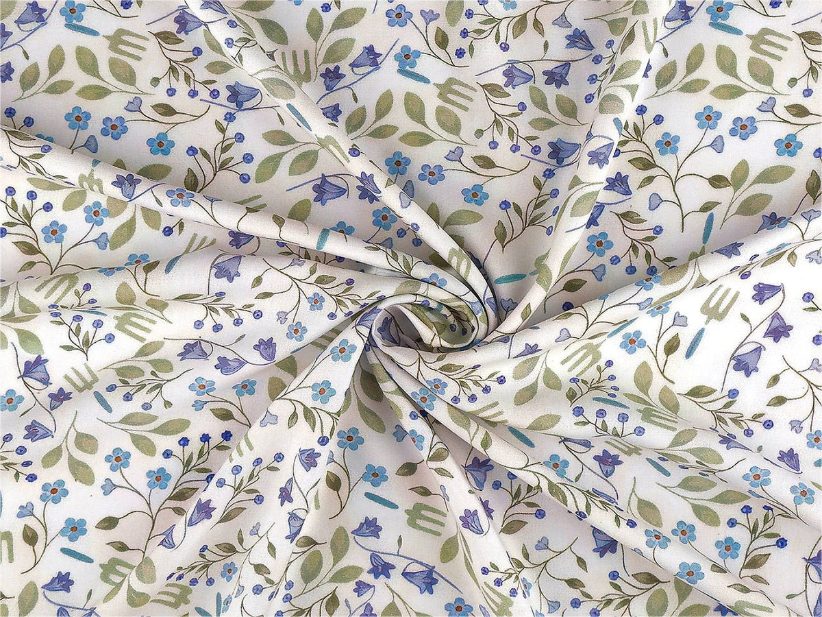 Image du tissu 100 % coton Premium bleu à fleurs – disponible en ligne chez Šarlotes audumi