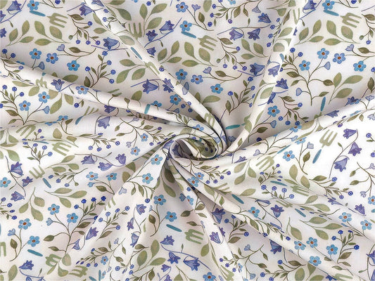 Image du tissu 100 % coton Premium bleu à fleurs – disponible en ligne chez Šarlotes audumi