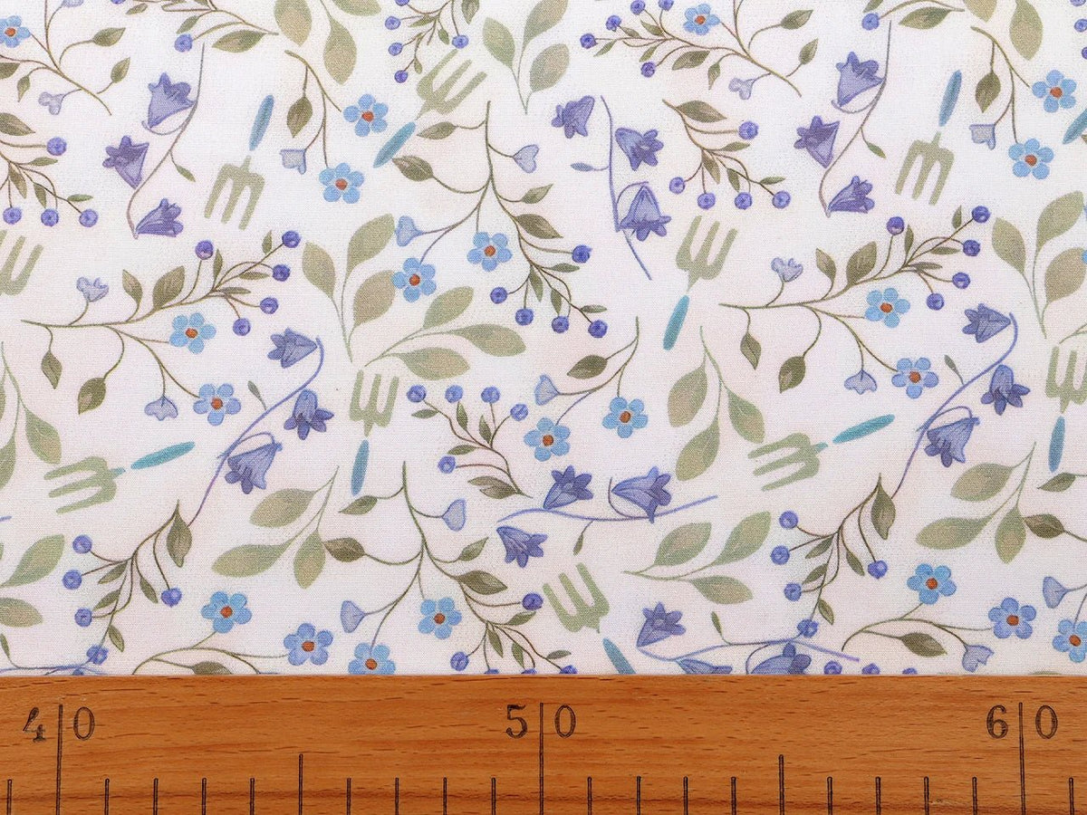 Image du tissu 100 % coton Premium bleu à fleurs – disponible en ligne chez Šarlotes audumi